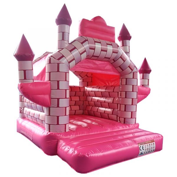 Château gonflable de princesse rose avec ses tours de conte de fée rigolotes, vue de trois quarts