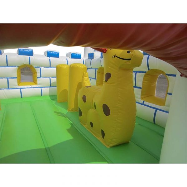 Le château gonflable blanc et bleu a l'air tout simple de l'extérieur, mais il est plein de trucs rigolos à l'intérieur, pour jouer et rebondir avec la vache jaune à poids, champignon et les autres obstacles pour se pousser et rebondir encore… Rigolades en perspective ! . réf. : BNC69