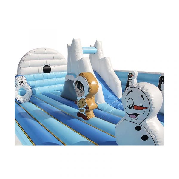 Le château gonflable banquise exprime tout l'univers du Pôle Nord avec un esquimau entouré de ses amis les animaux des glaces. réf. : BNC71