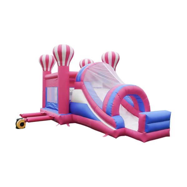 Le château gonflable toboggan montgolfière a un grand toboggan orienté vers la sortie et 4 tours en forme de montgolfière. Idéal pour rebondir et glisser, coloré il est visible et attrayant. réf. : CO36