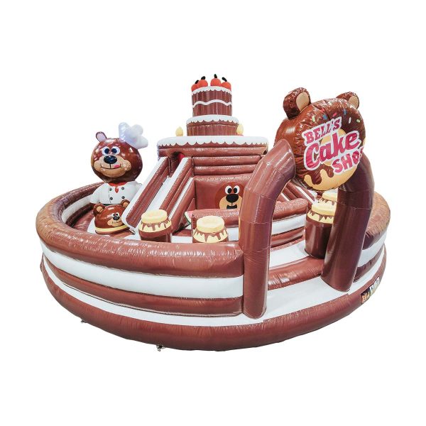 Le château gonflable gros gâteau est rond et plein de chocolat, on glisse sur son toboggan en crème fraîche et on rigole avec le nounours cuistot. réf. : CO42