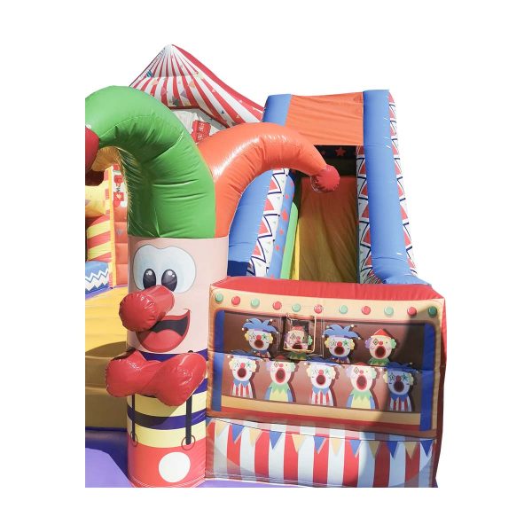 Le château gonflable Les Clowns et très drôle avec tous ces gros nez rouges. On peut monter en haut du chapiteau de cirque et glisser jusqu'en bas sur le toboggan à piste jaune ! réf. : CO43