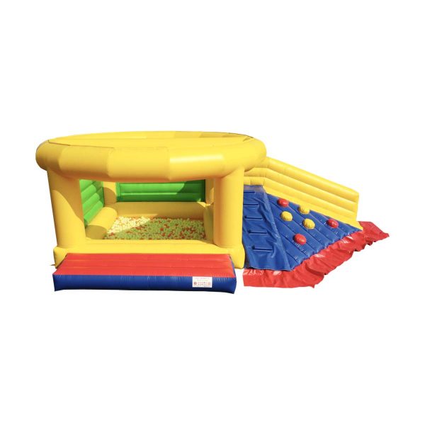 Le château gonflable multi-jeux est comme une soucoupe volante ! Très coloré, il est très voyant avec sa dominante jaune. Il présente plusieurs espace, une piscine à balles, un murs d'escalade, un toboggan… De quoi jouer comme des fous ! réf. : CO49