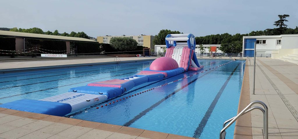 ligne d'obstacles flottants sur piscine olympique